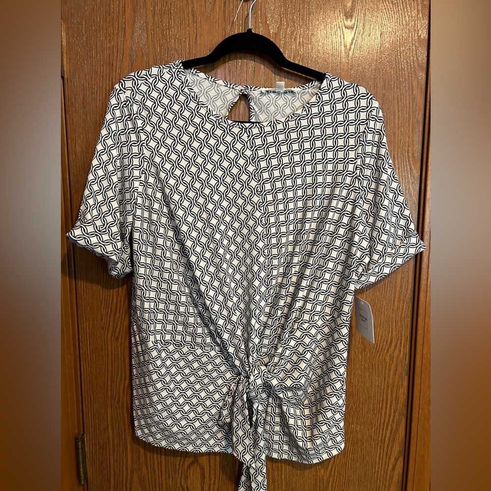 Black and white short sleeve top size L